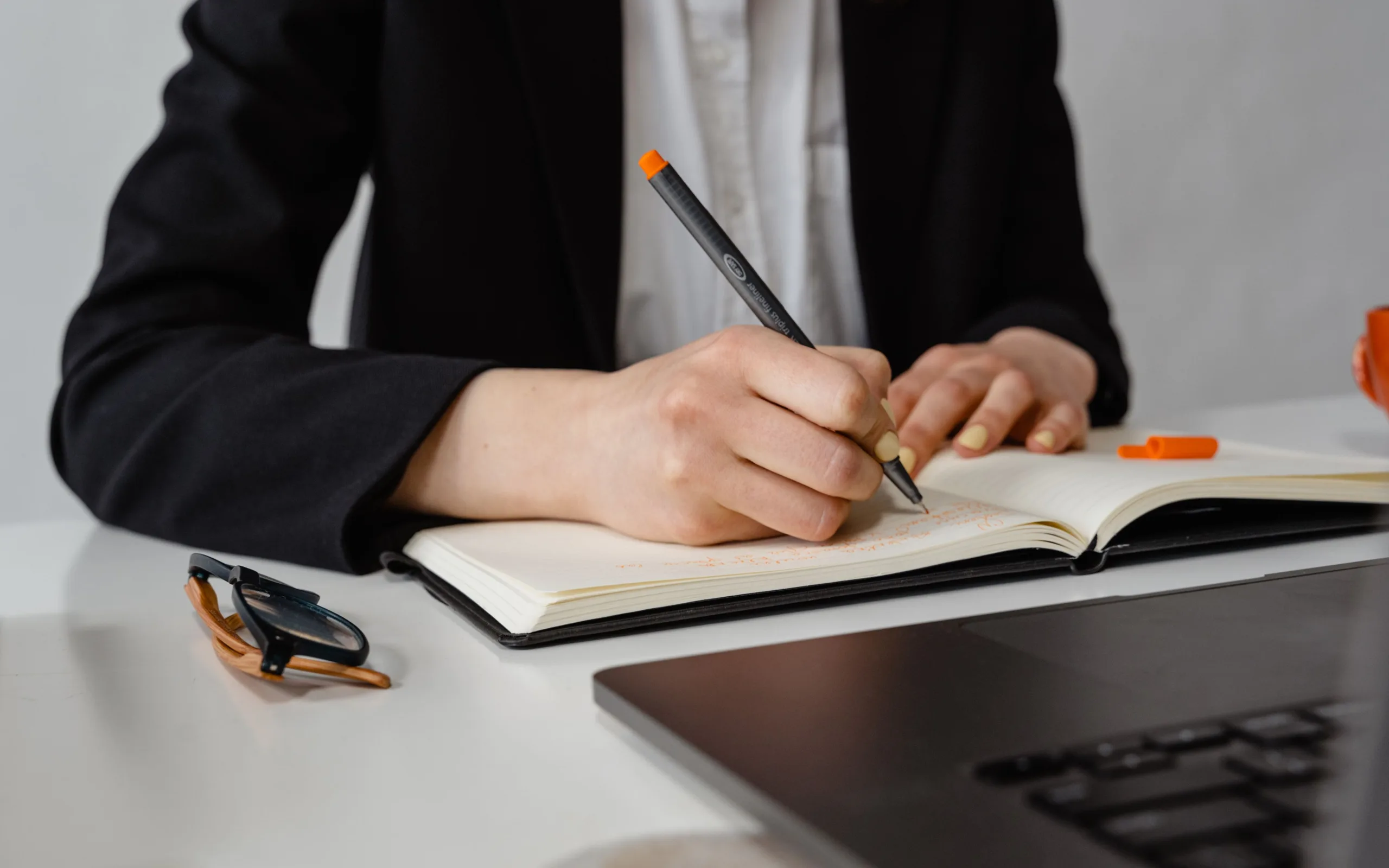 Une personne prépare son projet professionnel à son bureau